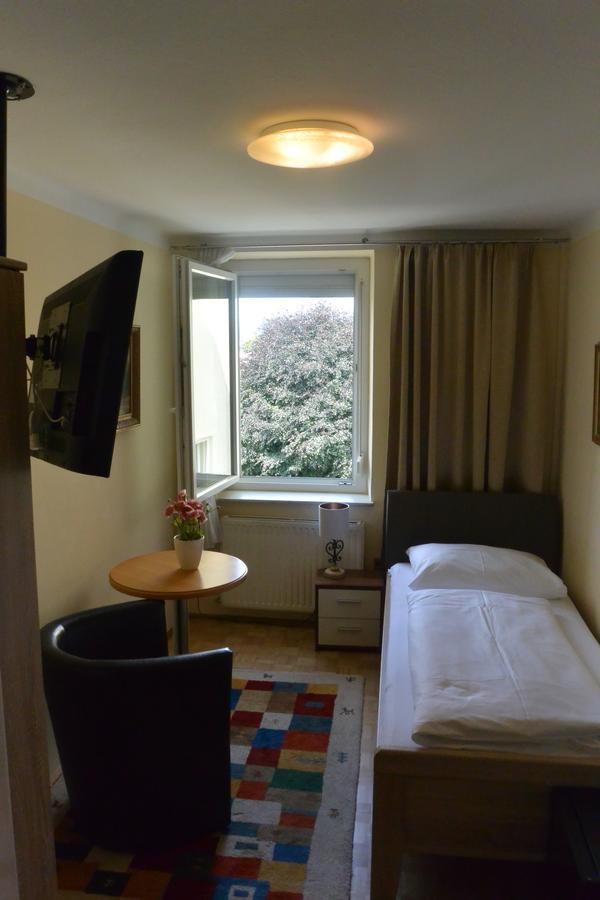 Adlerhof Couette-café 2*